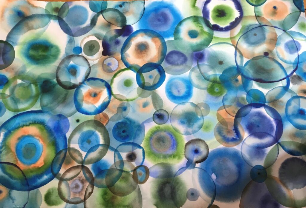 Aquarelle abstraite avec des cellules de couleurs dans les tons bleus, verts et saumonés formant des gouttes de pluies dans l'eau